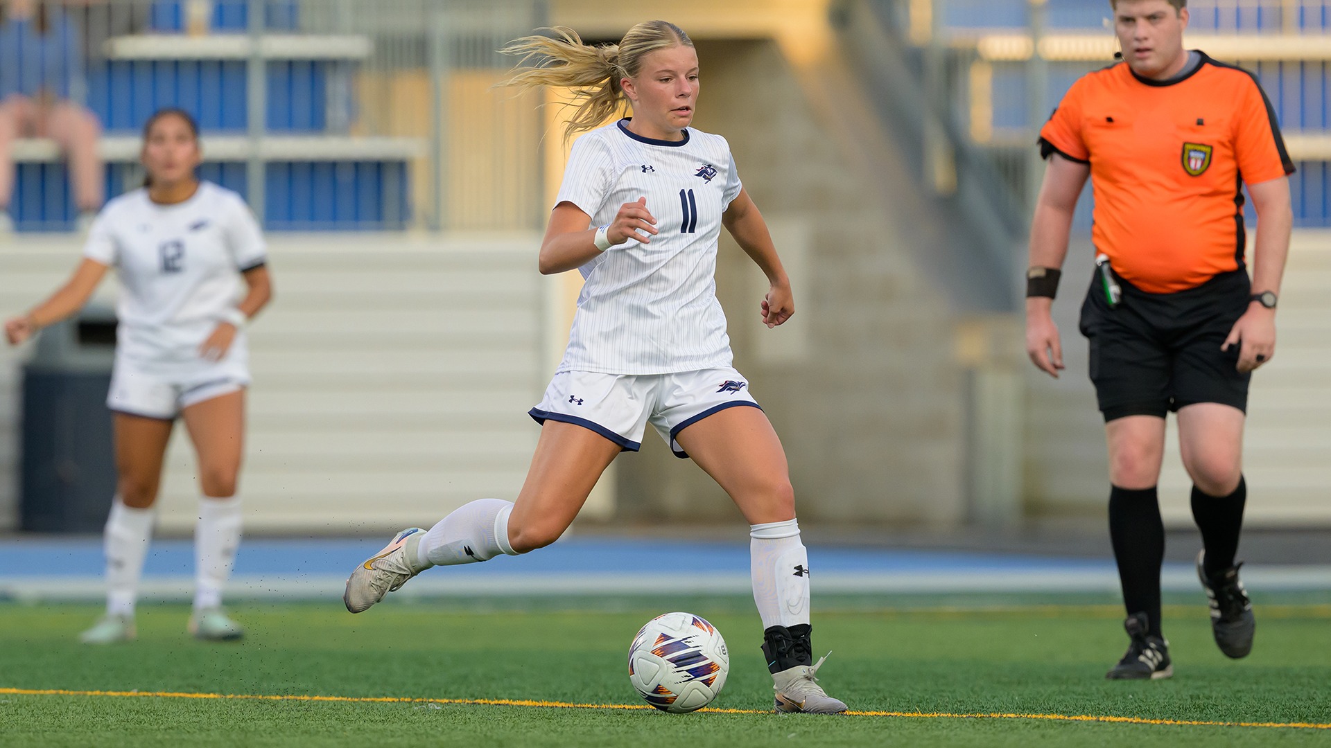 Emma Noheimer about to play the ball in open space with a teammate in the background
