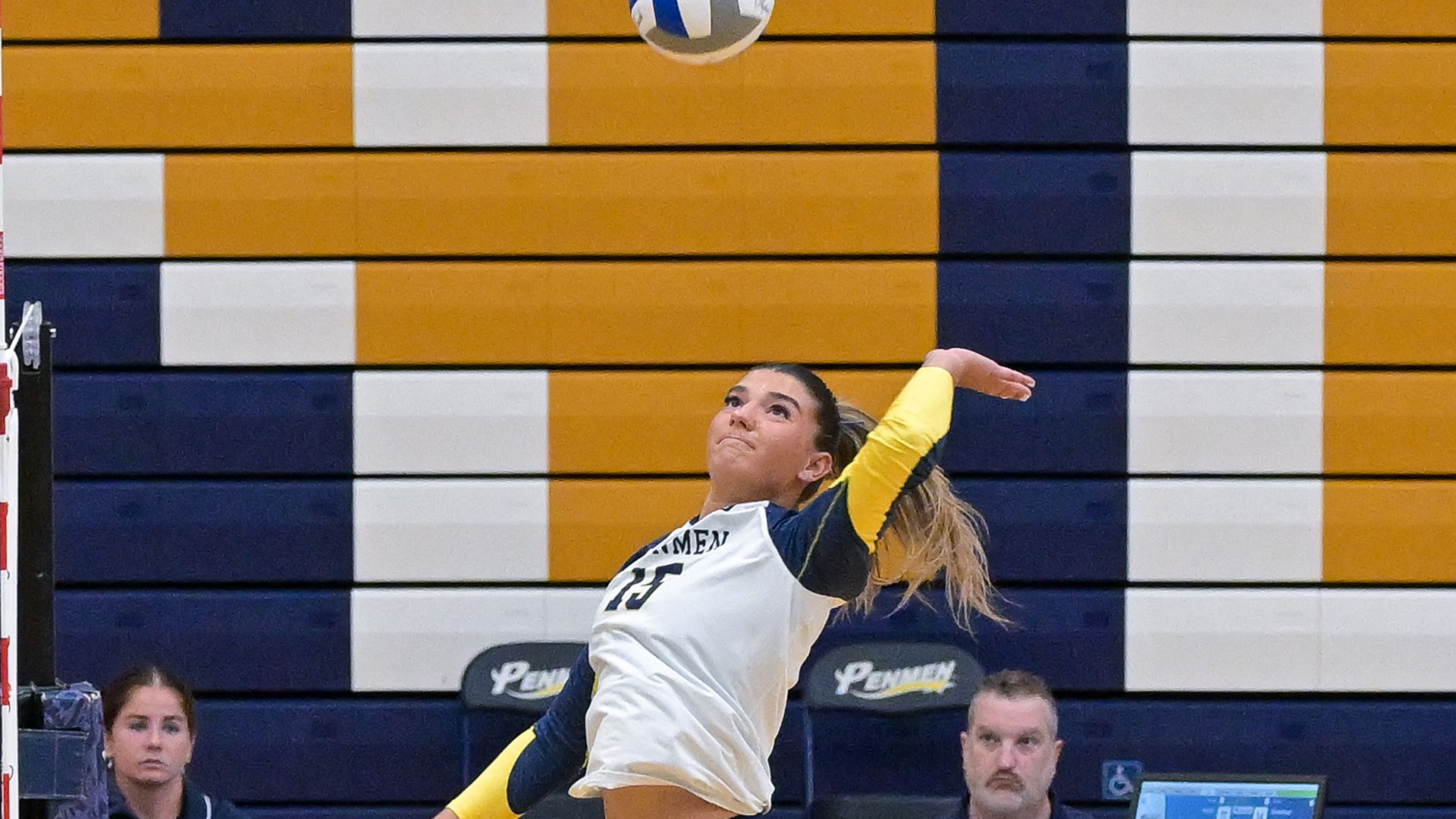 Valentina Bugnatto attacking the ball at the net