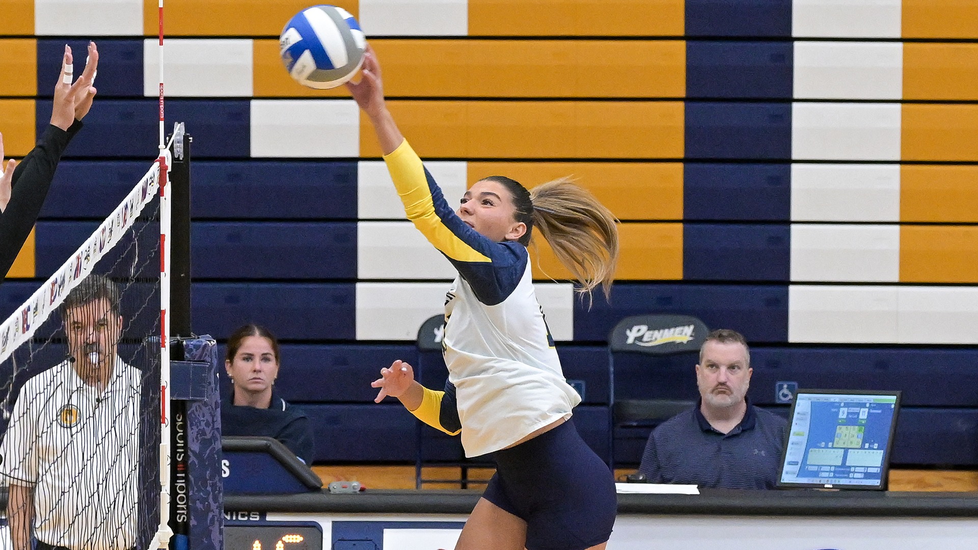 Valentina Bugnatto attacking the ball at the net