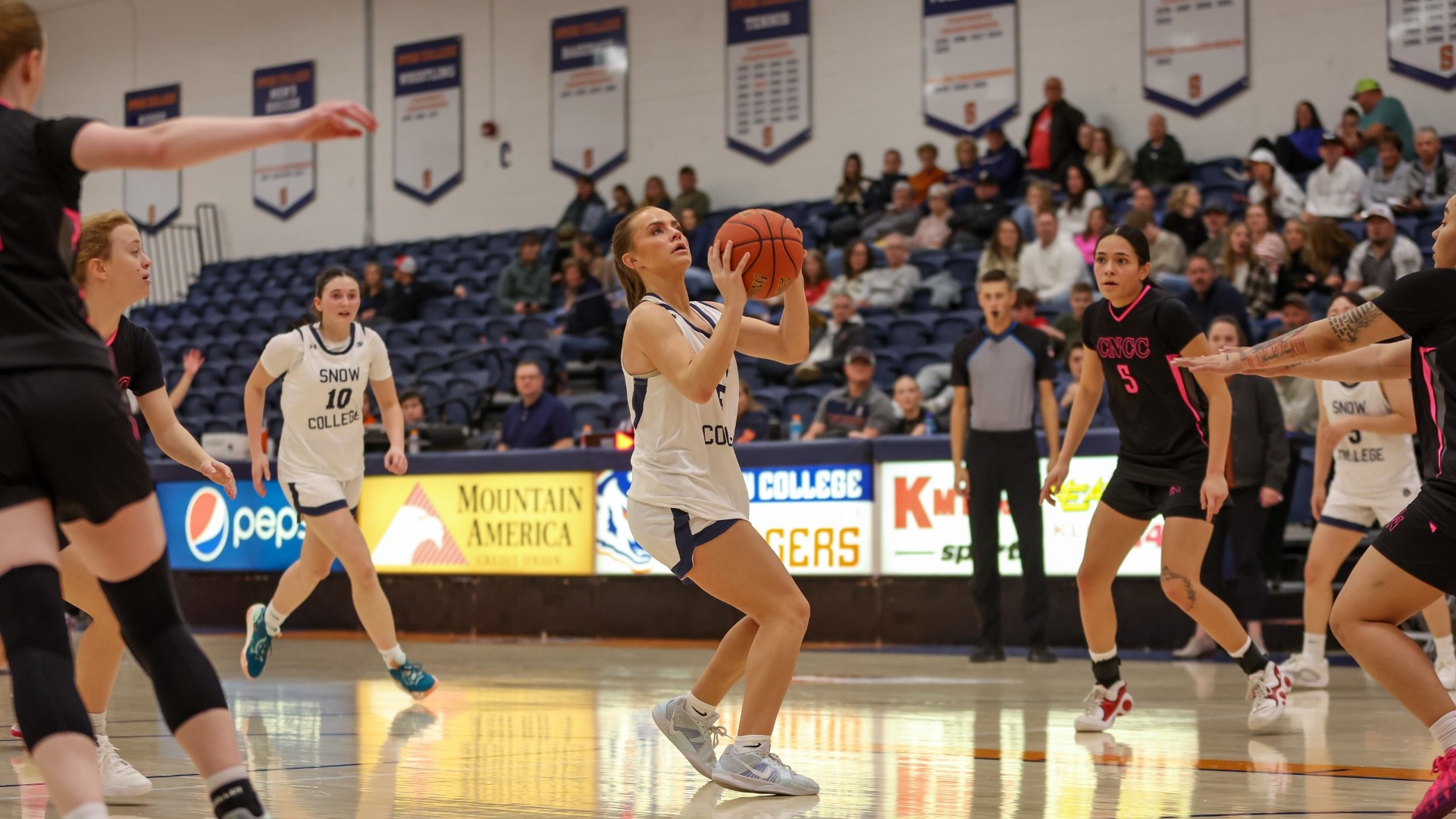 Hartlynn Richins pulling up for the jump shot