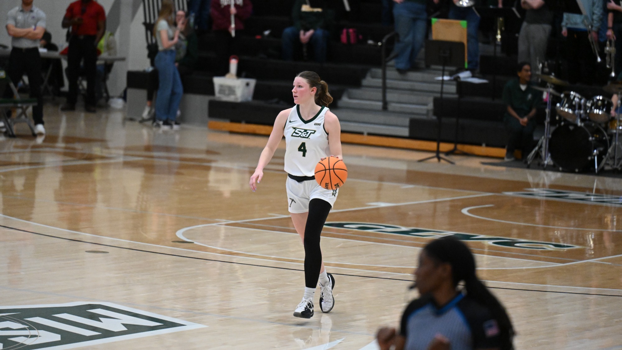 Missouri S&T Norah Gum dribbling the ball down the court at Gibson Arena.