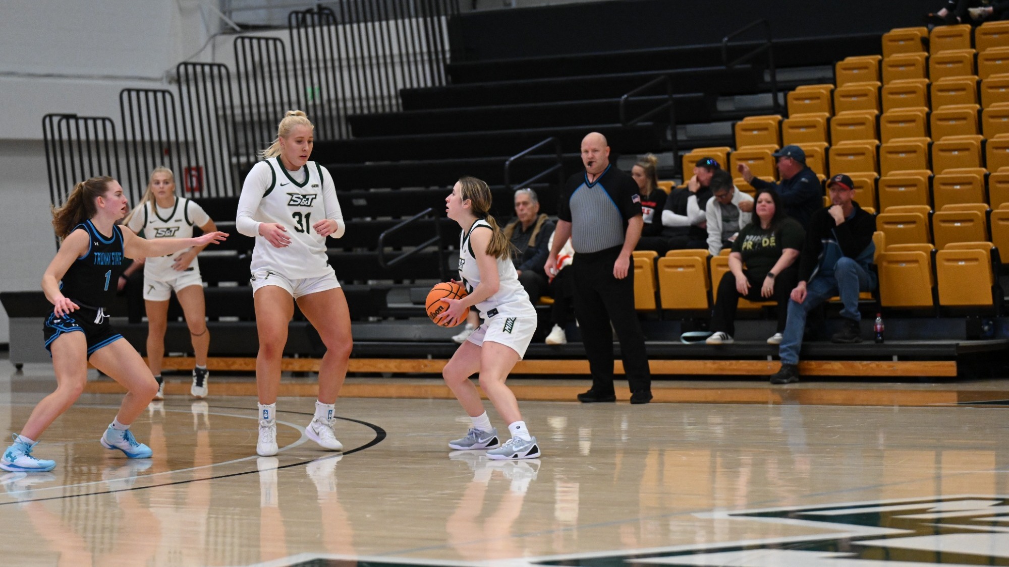 Macy Marraccini in triple threat around the three point line