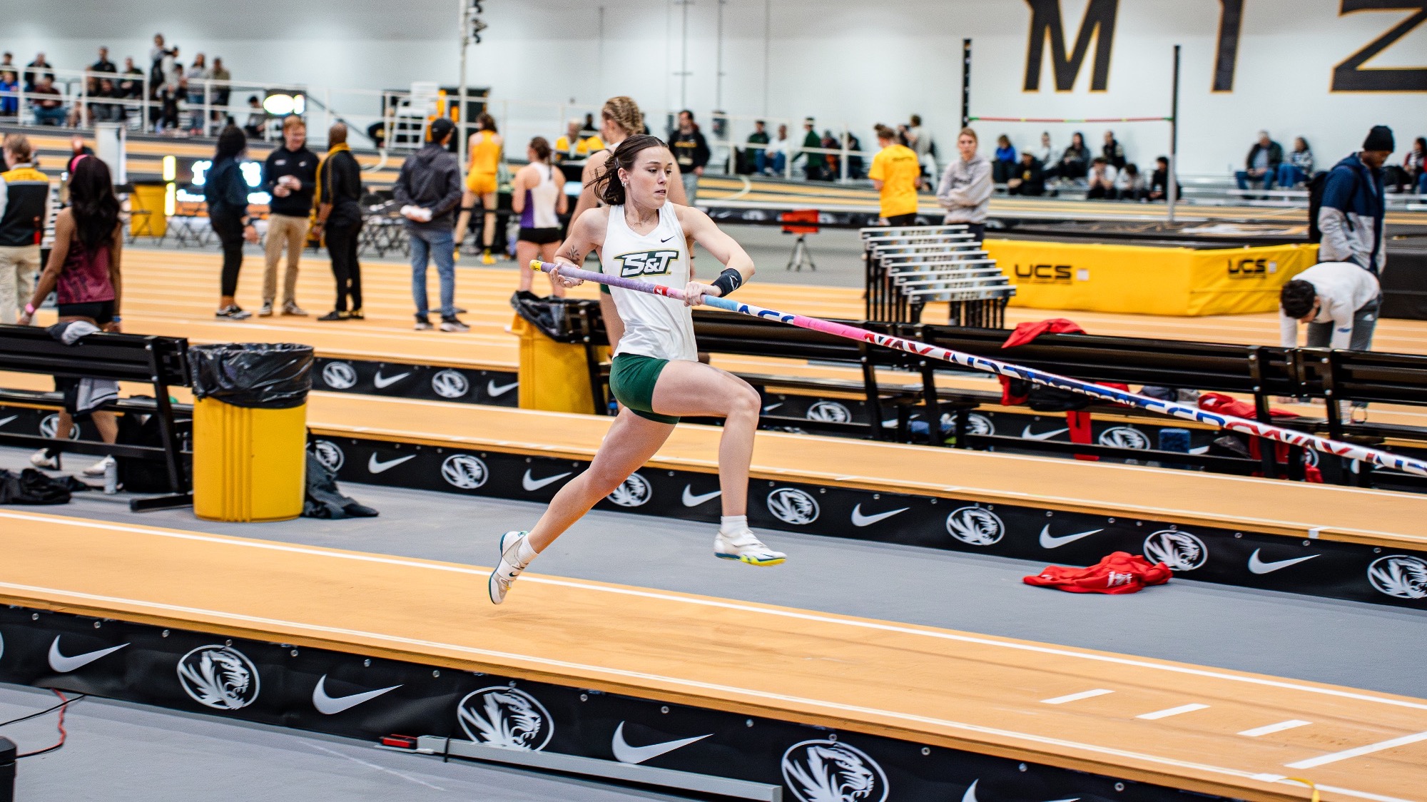 Missouri S&T pole vaulter Jenna Mueller running with her pole vault getting ready to mount at the Show Me Showdown.