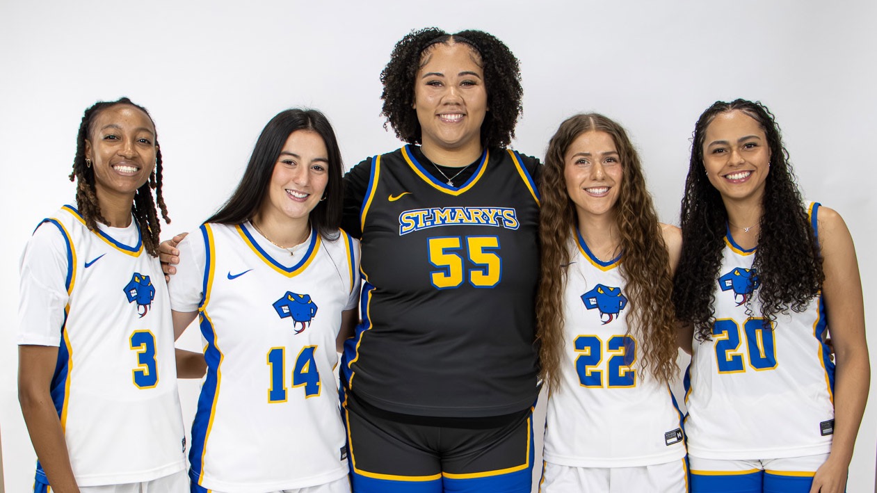The women's basketball seniors pose together. L-R: Imani Ivery, Aina Maynou, Sian Phipps, Brooke Kleinig & Quezia Bertoni.