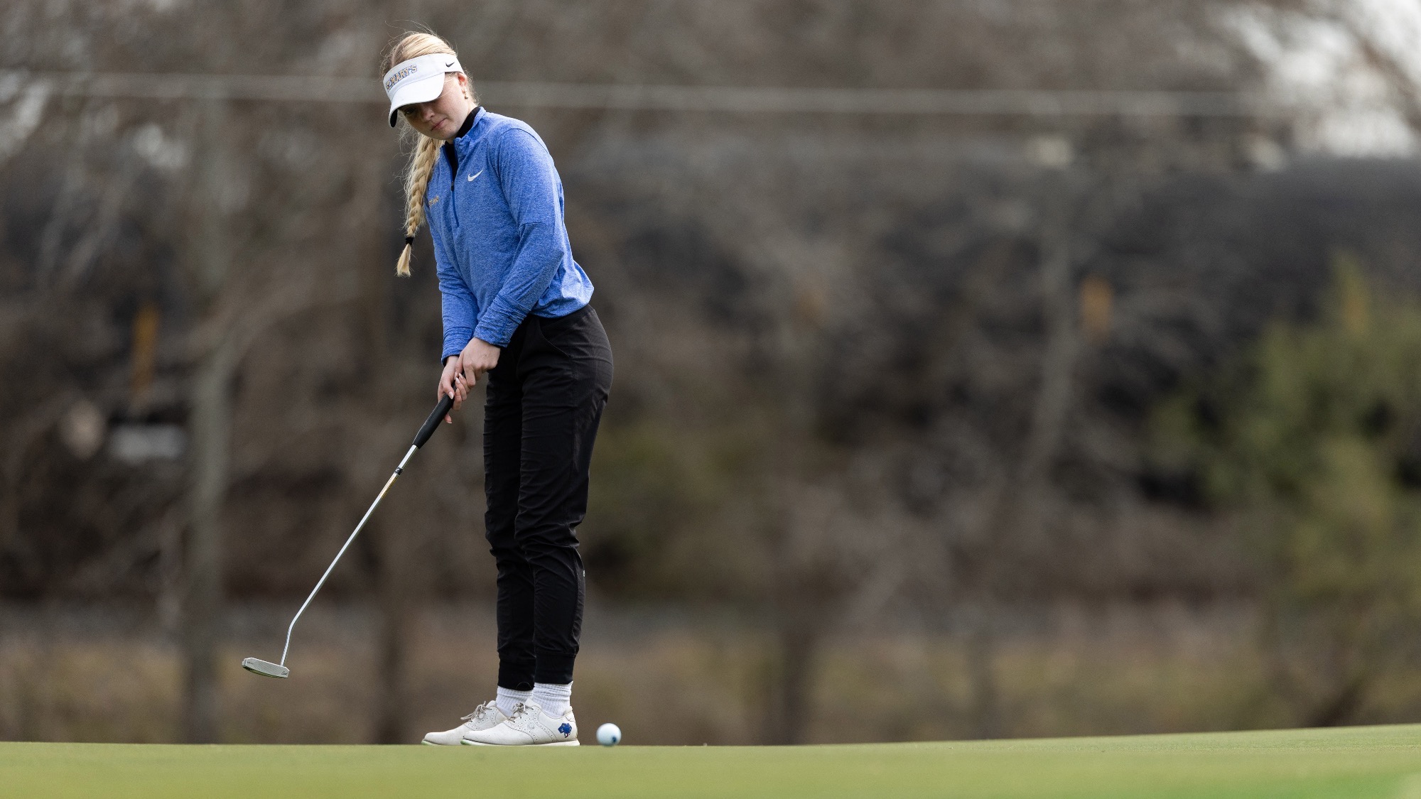 Abbey Anderson putts at the Texas State Invitational