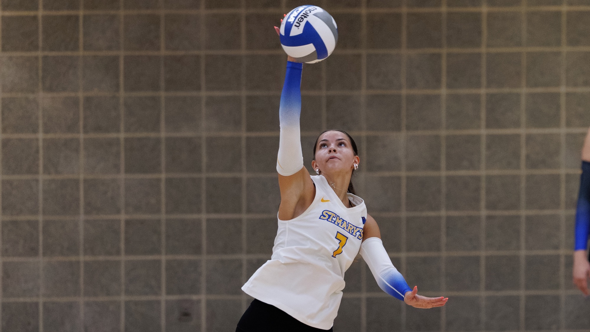Kaylee Cavazos serves the ball.