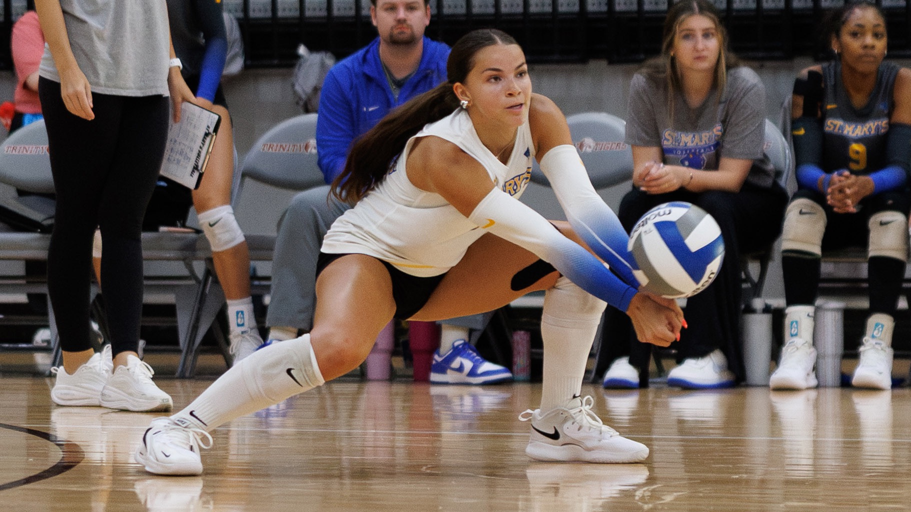 Kaylee Cavazos gets low to the ground on a serve reception.