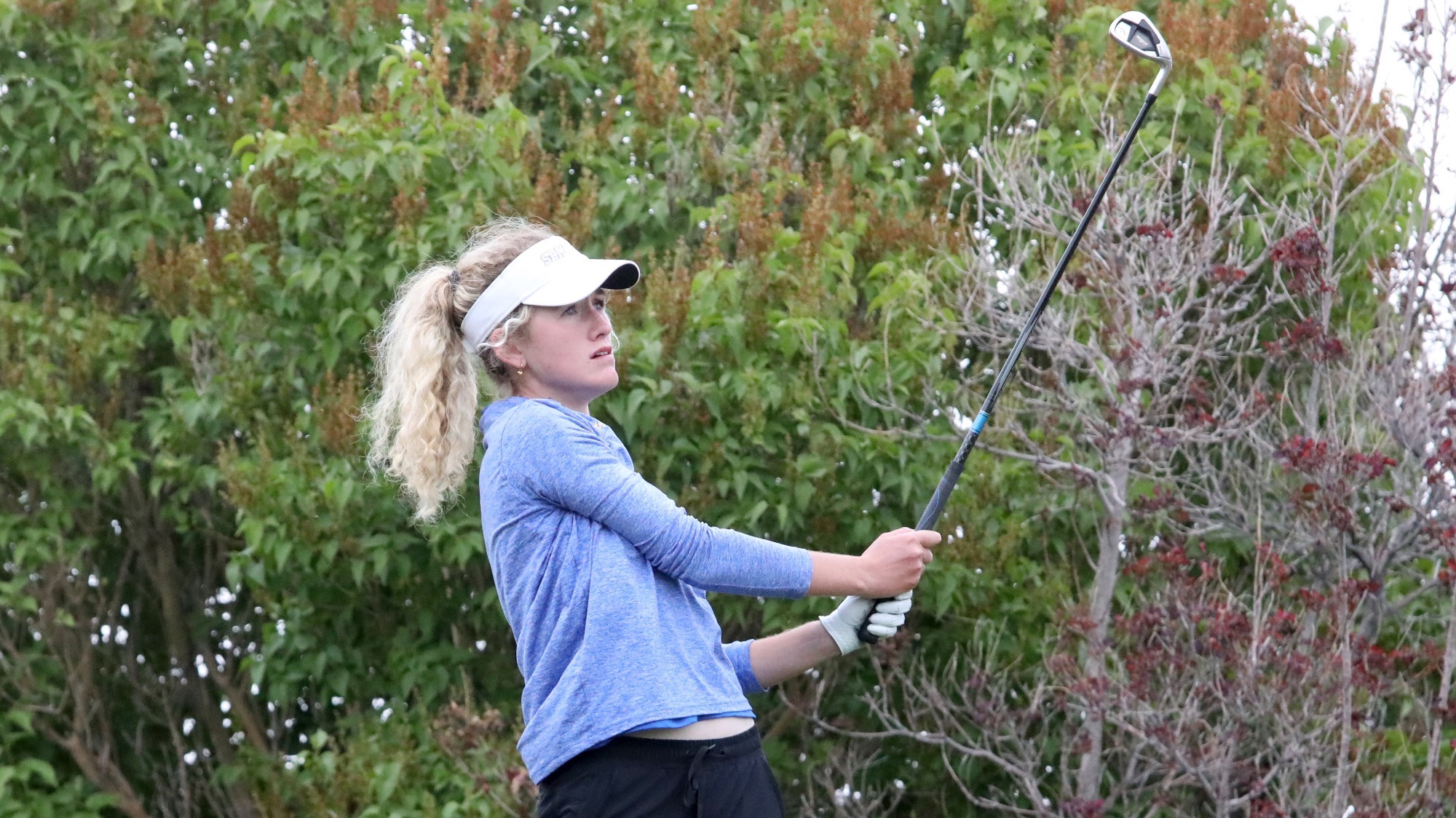 Brielle Burns watches the path of her ball after teeing off.
