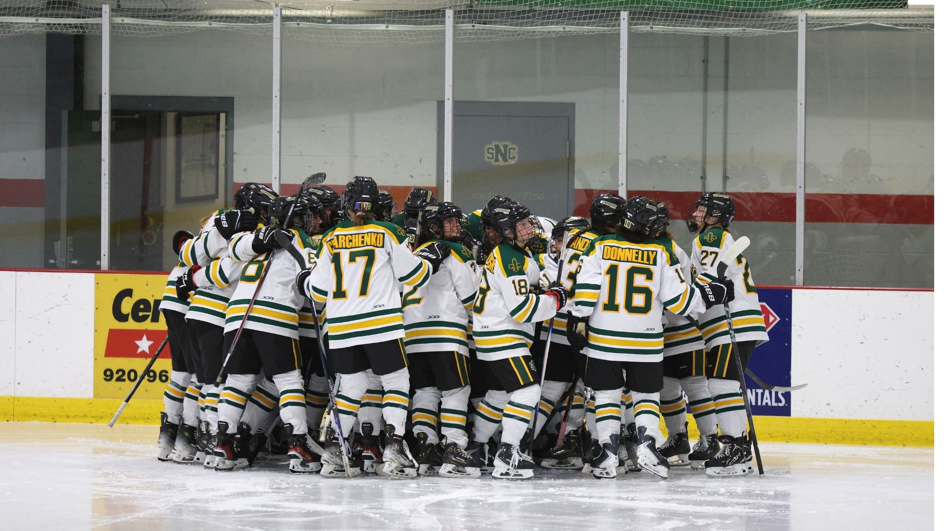 Women's Hockey Huddle Shot 