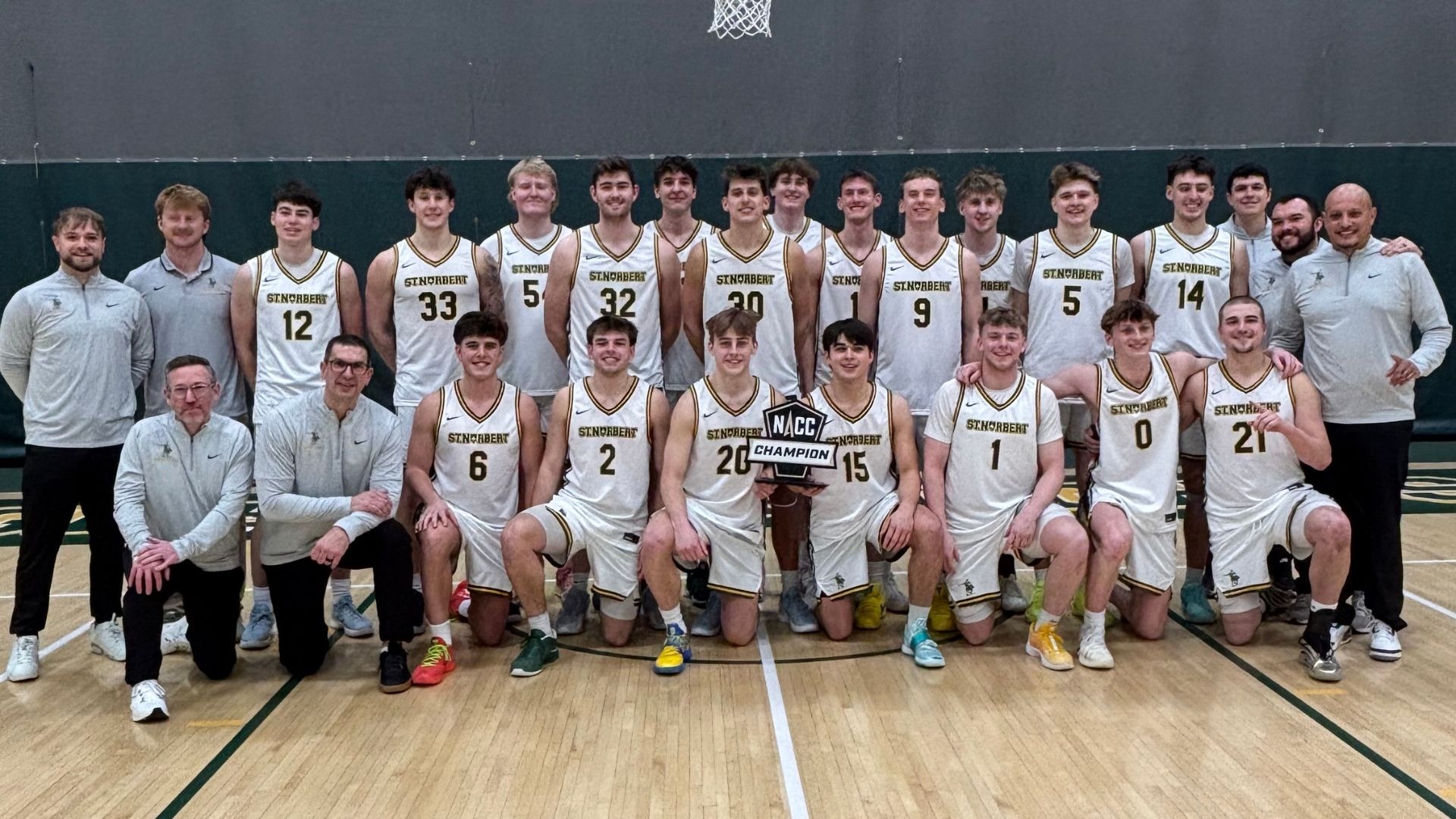Men's Basketball NACC Trophy Group Shot