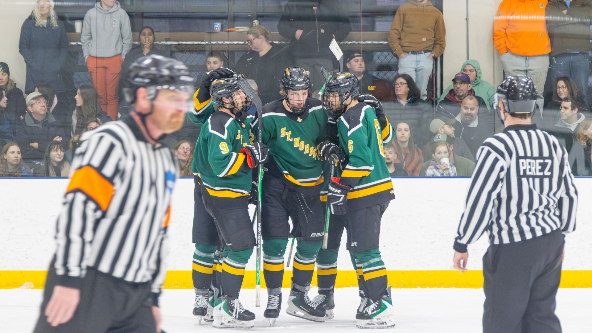 Men's Hockey Huddle at Hobart
