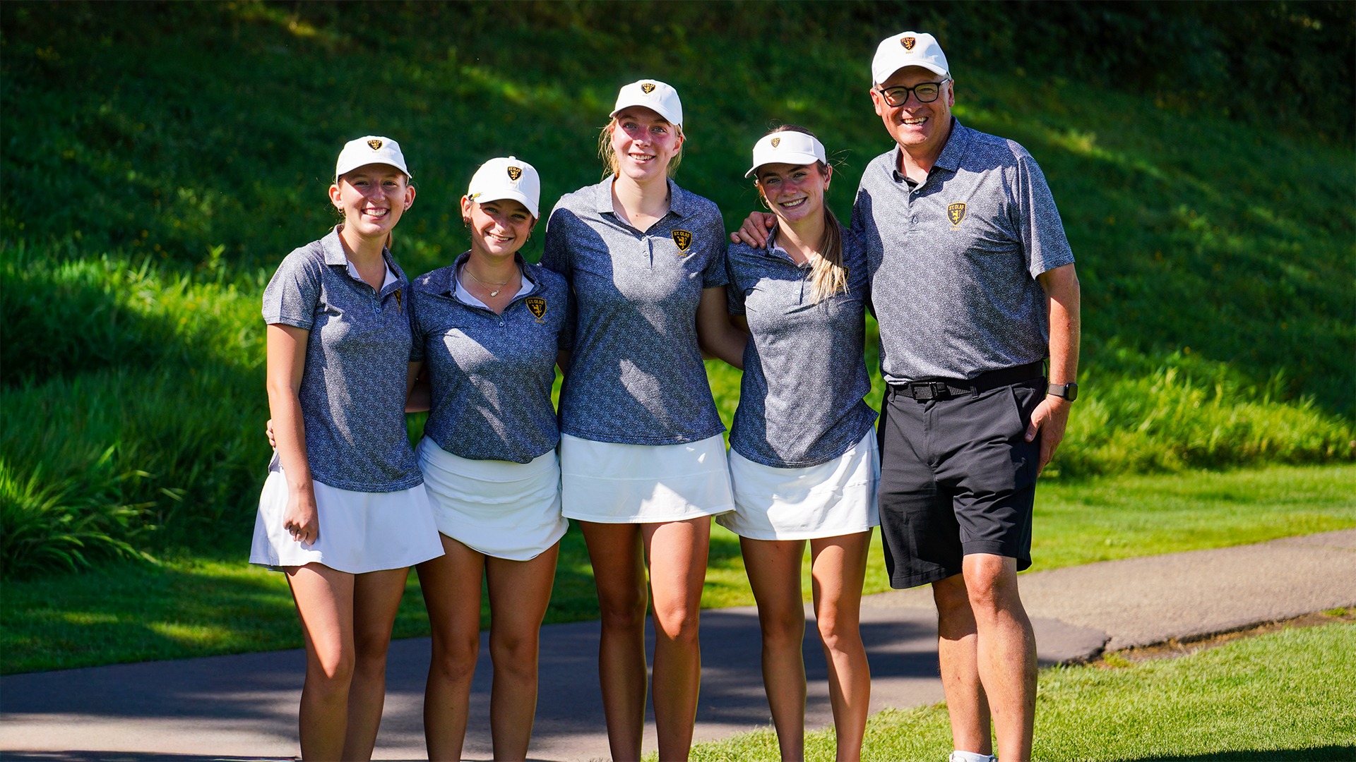 Women's golf's first years and head coach Brian Stevens pose for a photo.