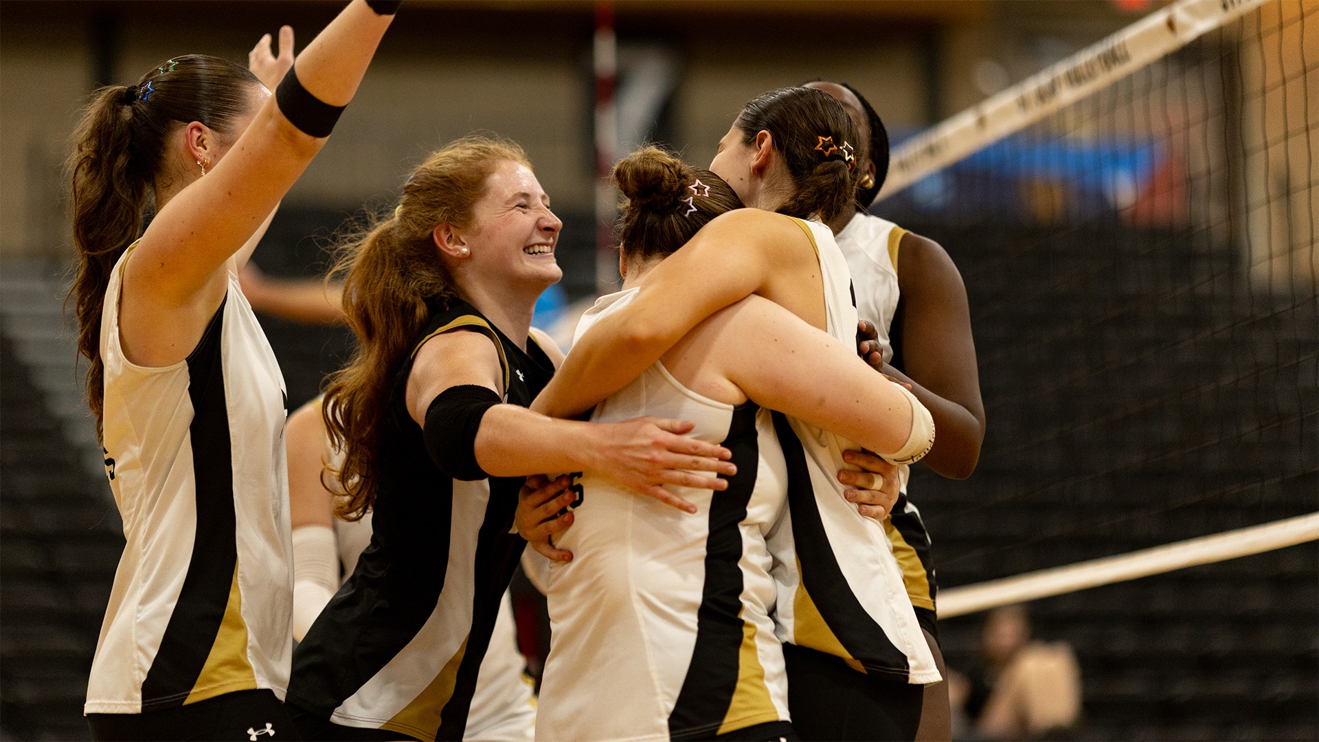 The St. Olaf volleyball team celebrates Lilah Van Scoyoc's 1,000th kill.
