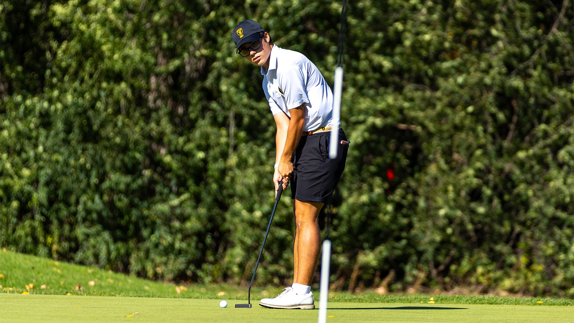 Ike Vessey looks over a putt.