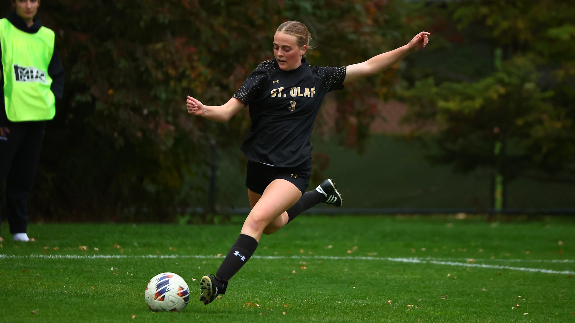Aida Engle sends the ball long.