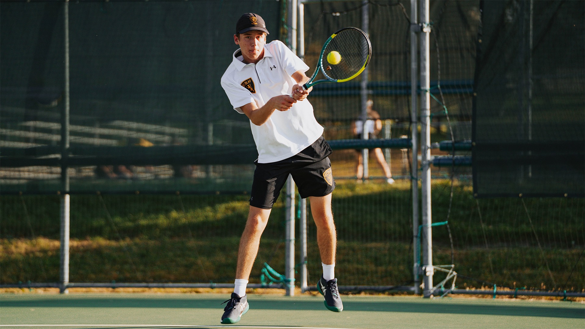 Daniel Meunier hits a backhand.