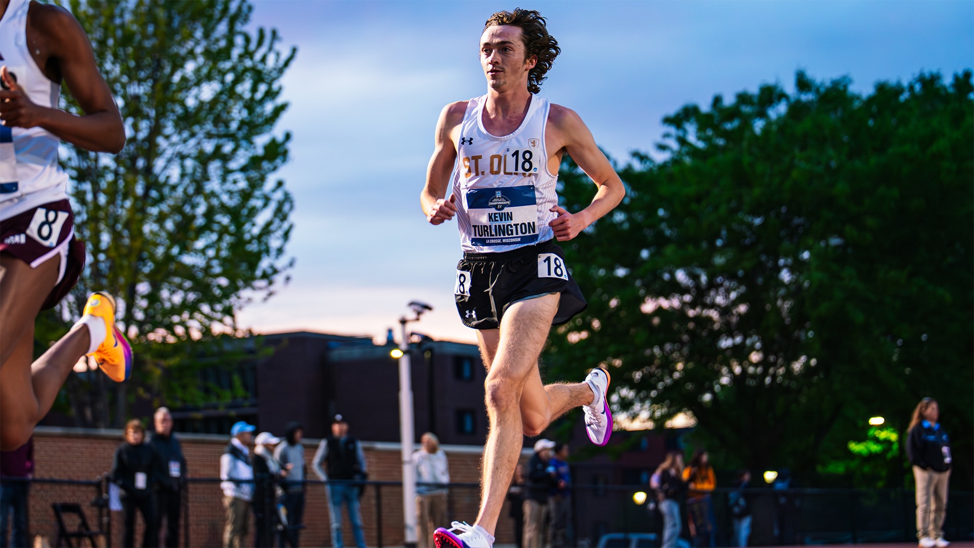 Kevin Turlington runs in the 10,000-meter run.