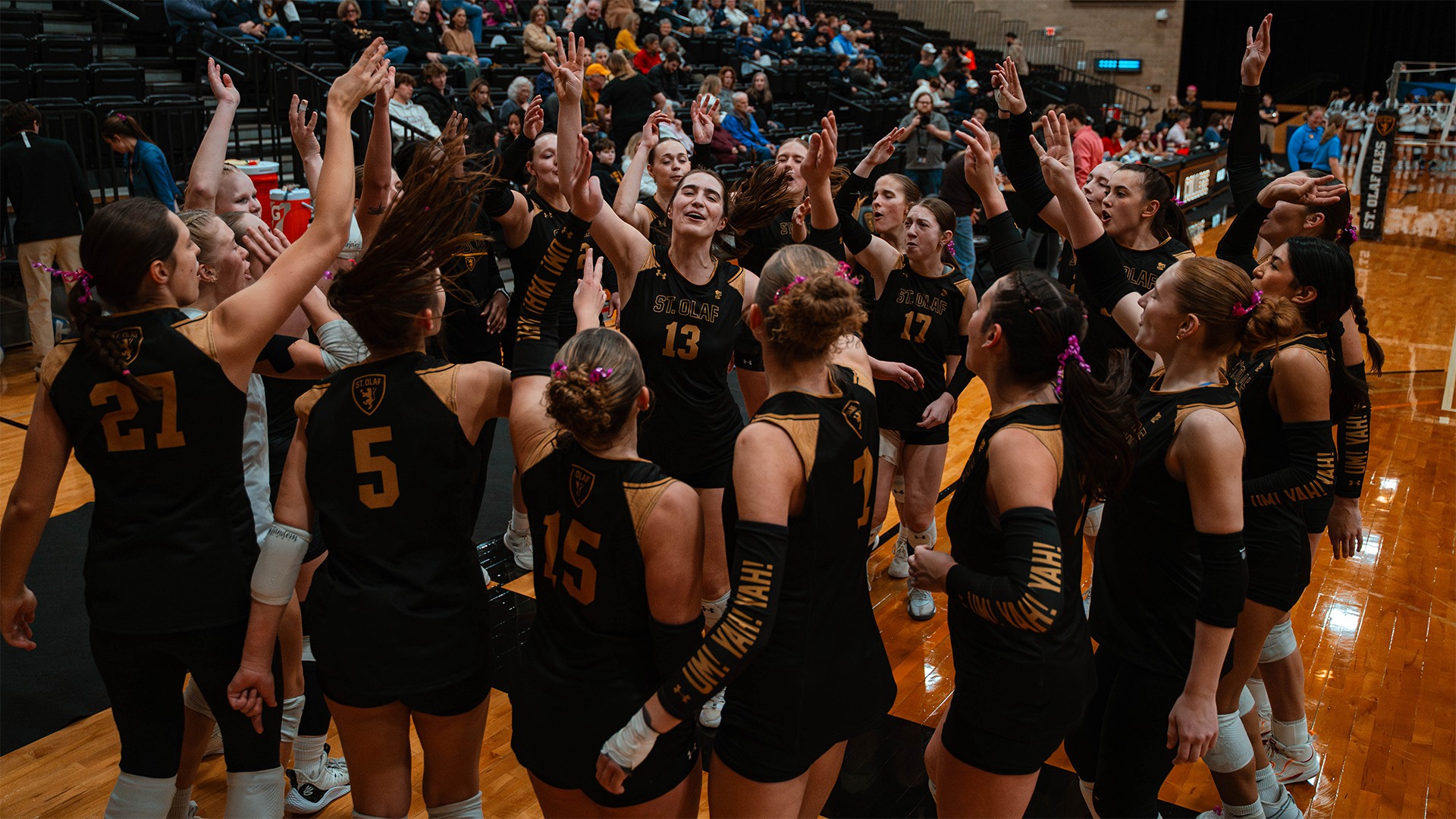 The St. Olaf volleyball team huddles up before a match.