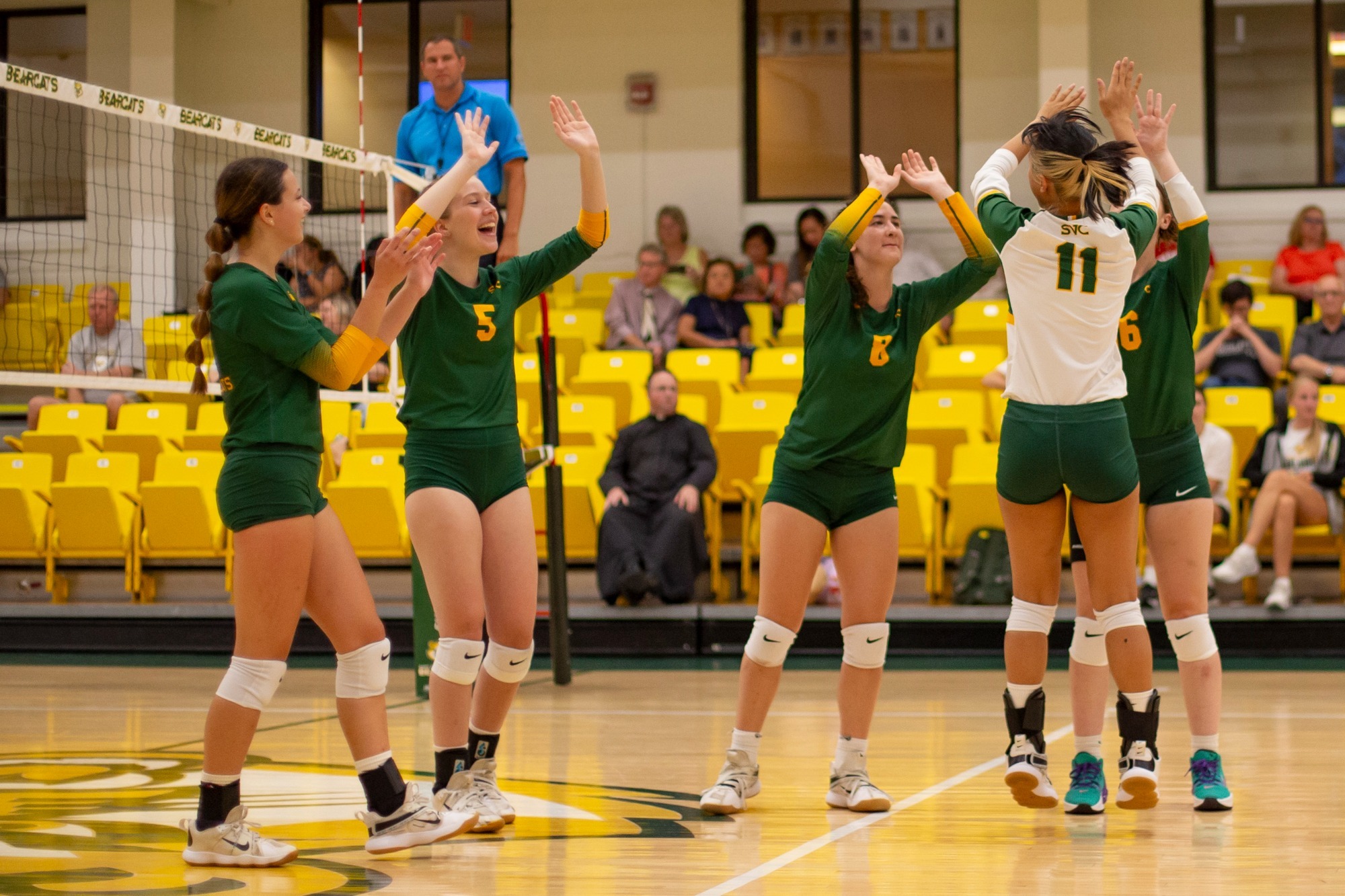 Women's volleyball splits doubleheader at Oberlin Invitational Saint