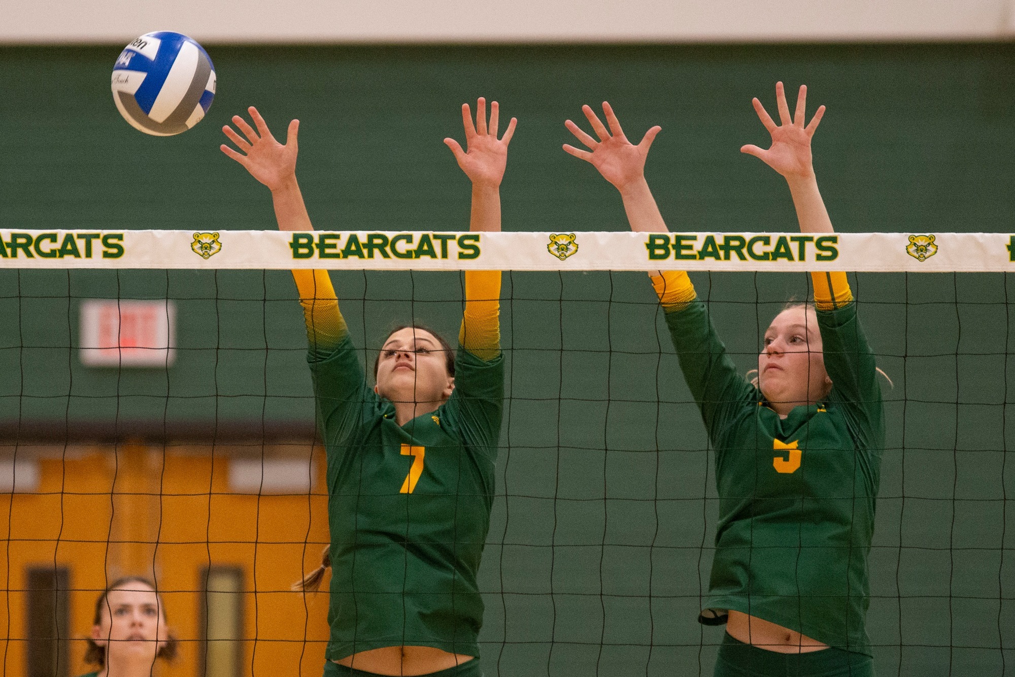 Women's volleyball falls in final match at Oberlin Invitational Saint
