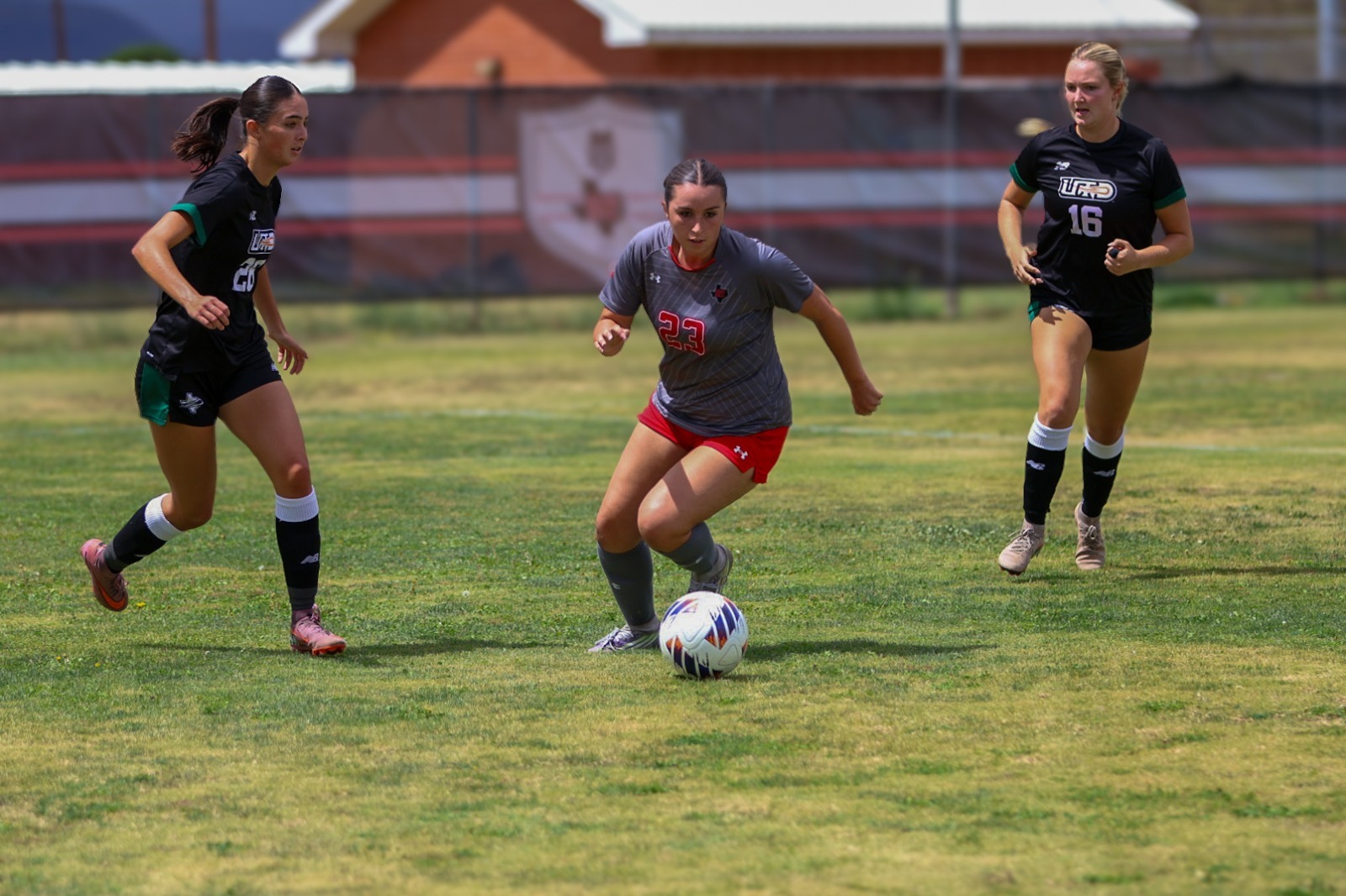 26 WSOC Jenna Lightle looks to go downfield