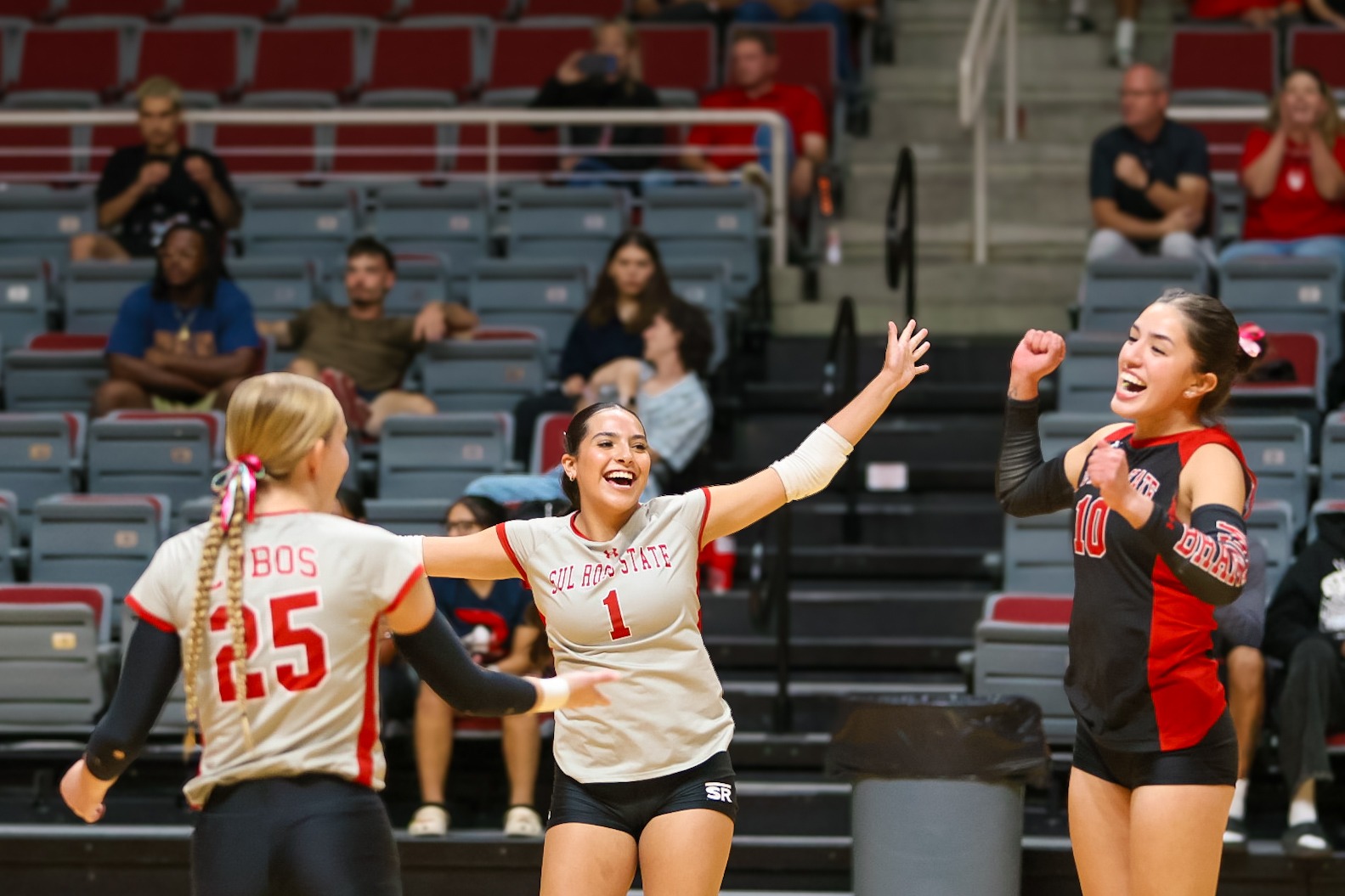 26 VB Lobos celebrate the win