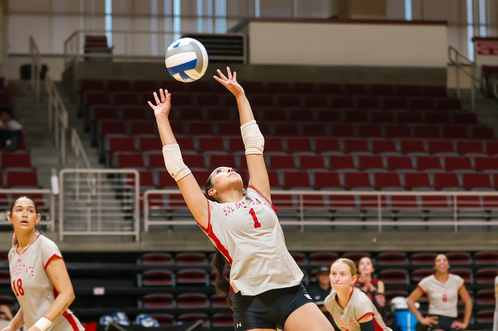 26 VB Violetta Flores delivers the set
