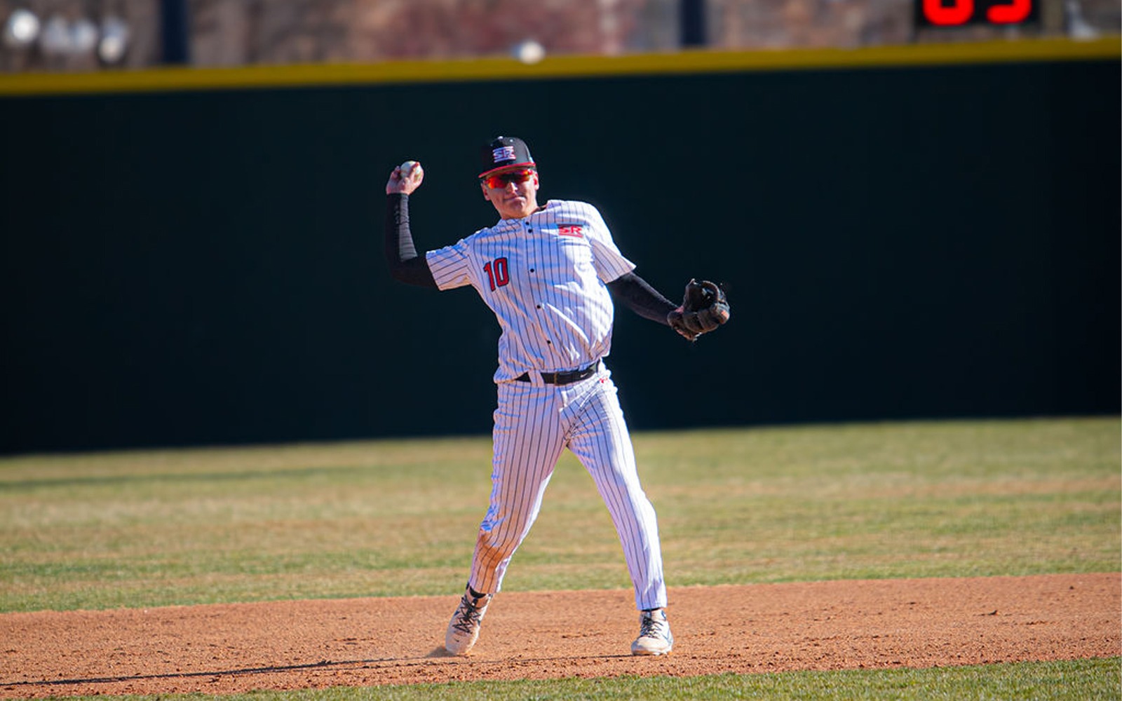 26 BASE Jayden Hernandez fielding