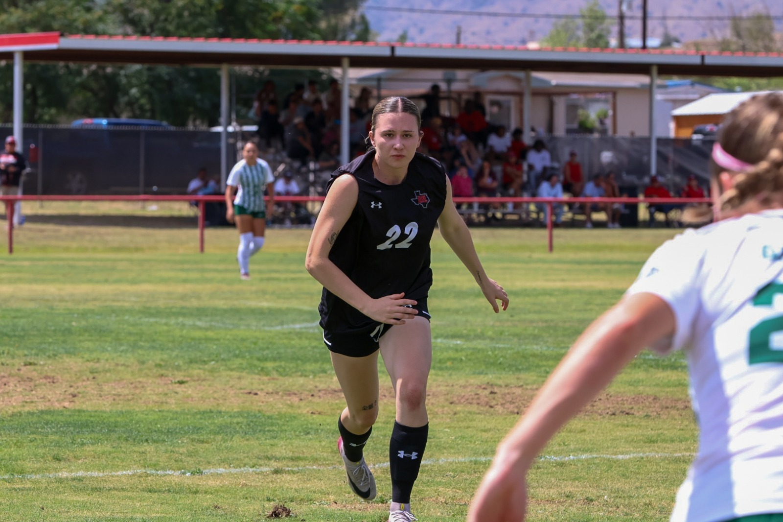 26 WSOC Tallyn Saville pushes forward