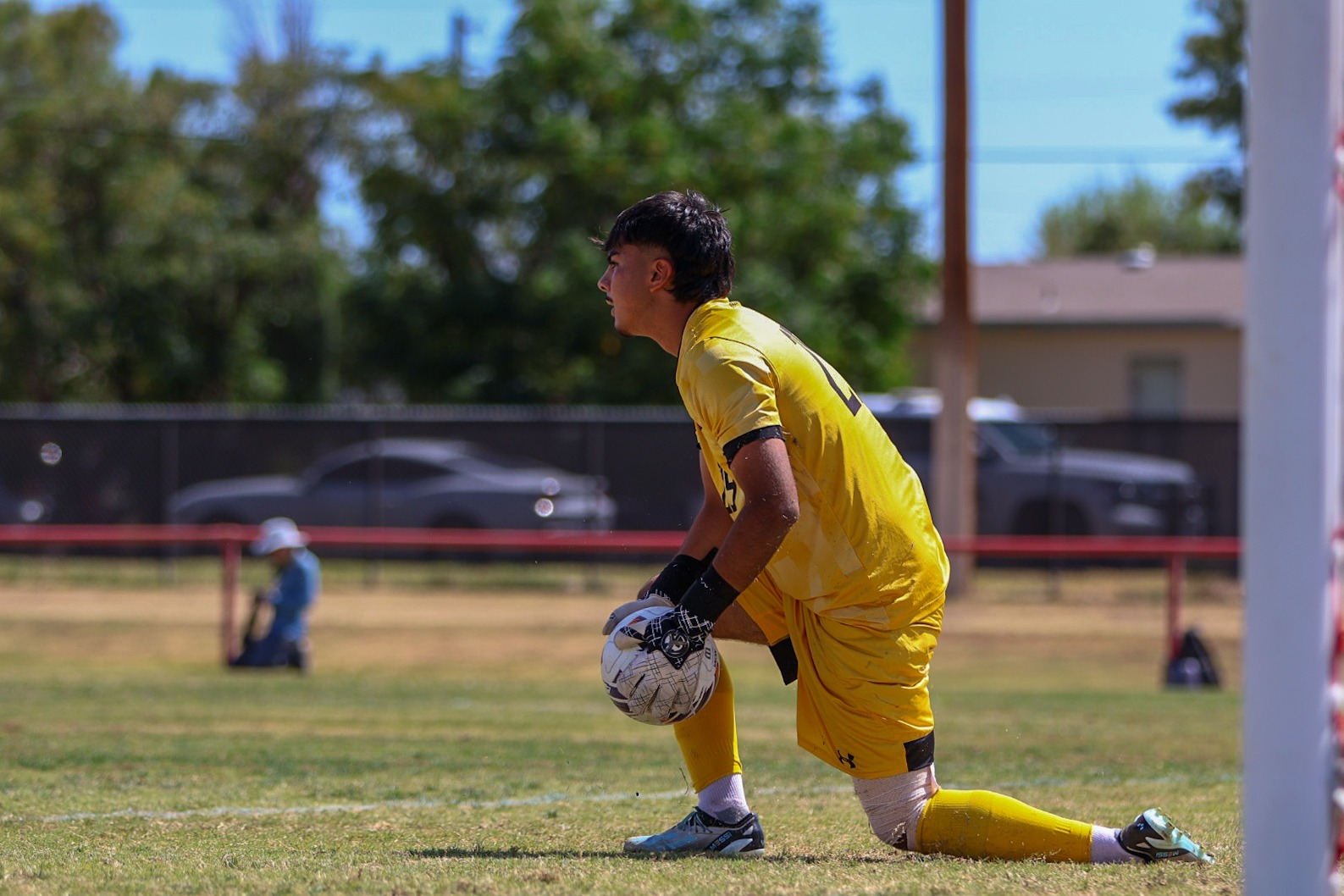 26 MSCO Fernandoz Hernandez controls the net for the Lobos