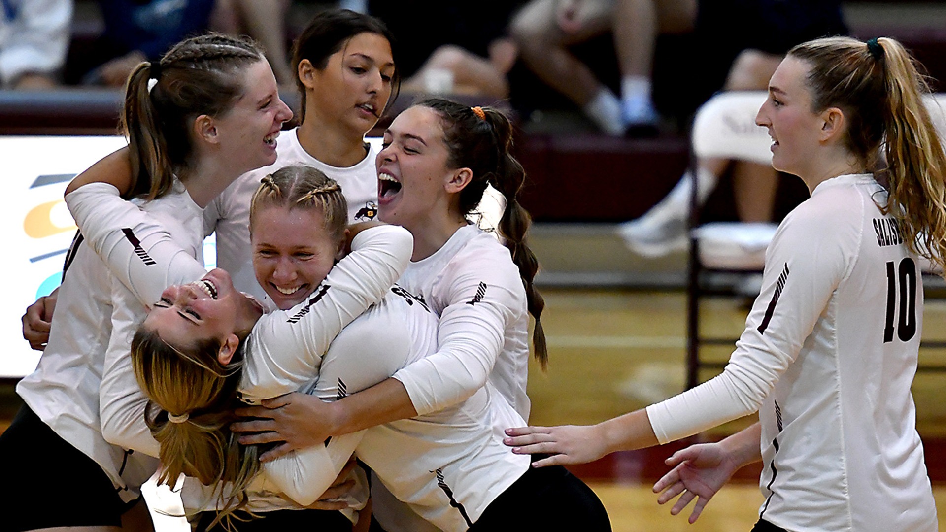 Volleyball cruises to C2C finals; sweeps Mount Mary, UCSC Salisbury