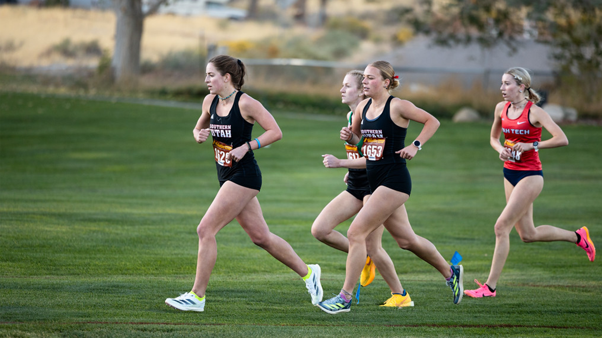 Audrey Hales and Lia Selander lead a pack of racers