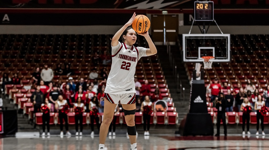 Devyn Kiernan shoots the ball