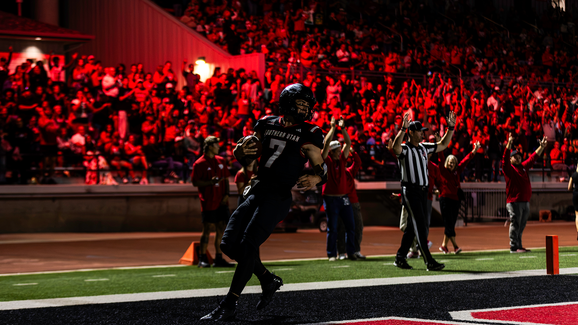 Will burns touchdown with red lights on the crowd