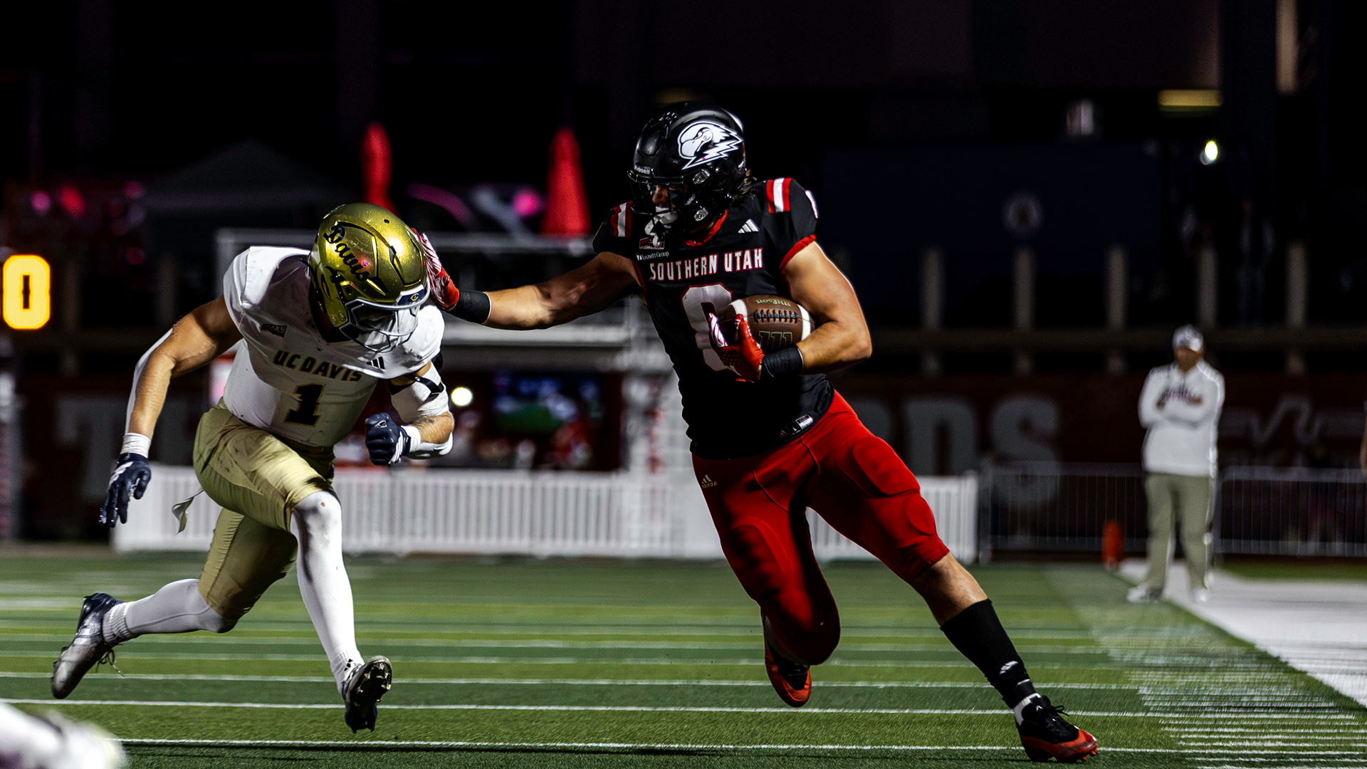 Joshua Acord stiff arms defender 