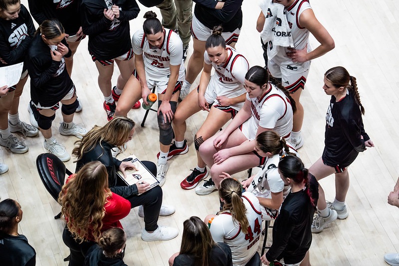 SUU's WBB team during a timeout