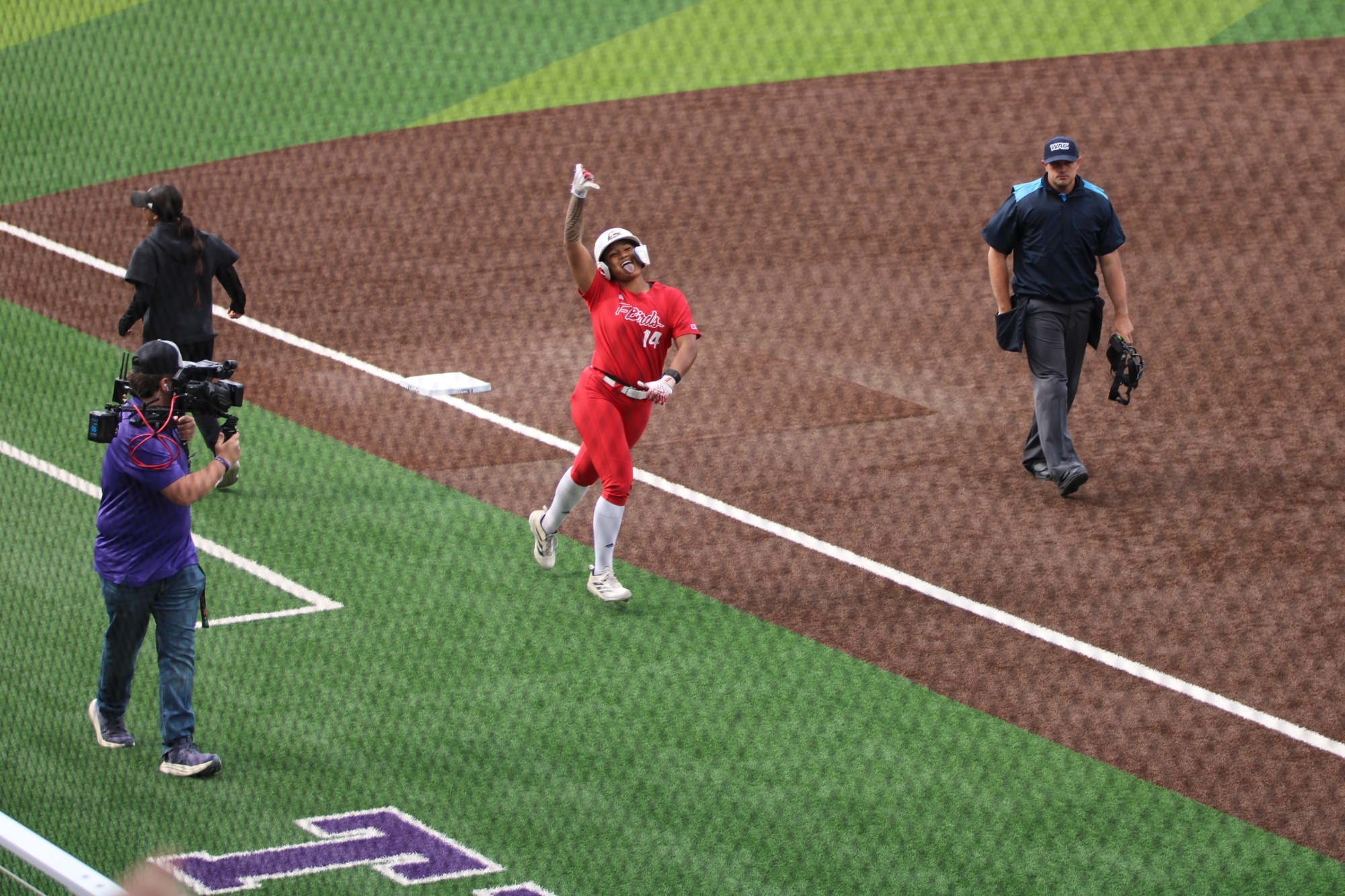Michelle De la Cruz home run trot