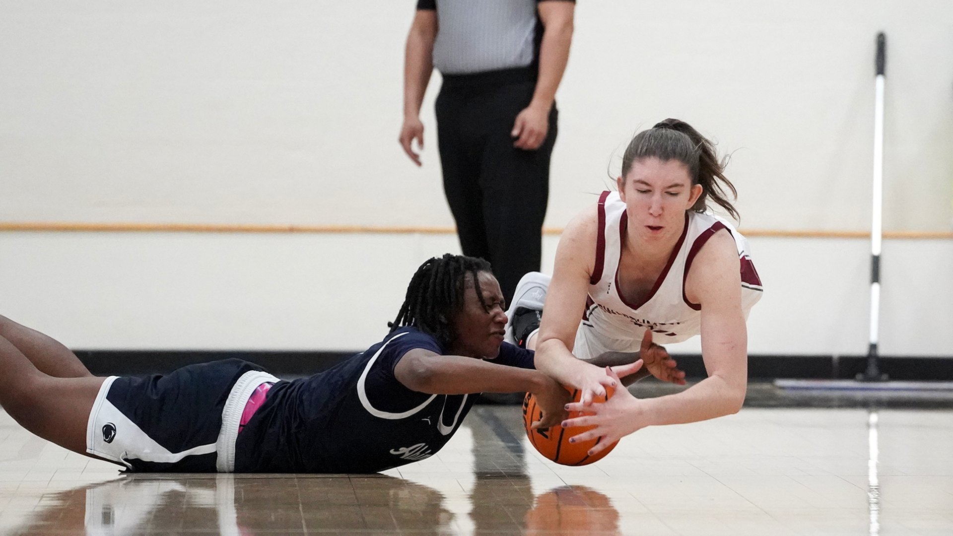 Murphy dives for loose ball against Abington