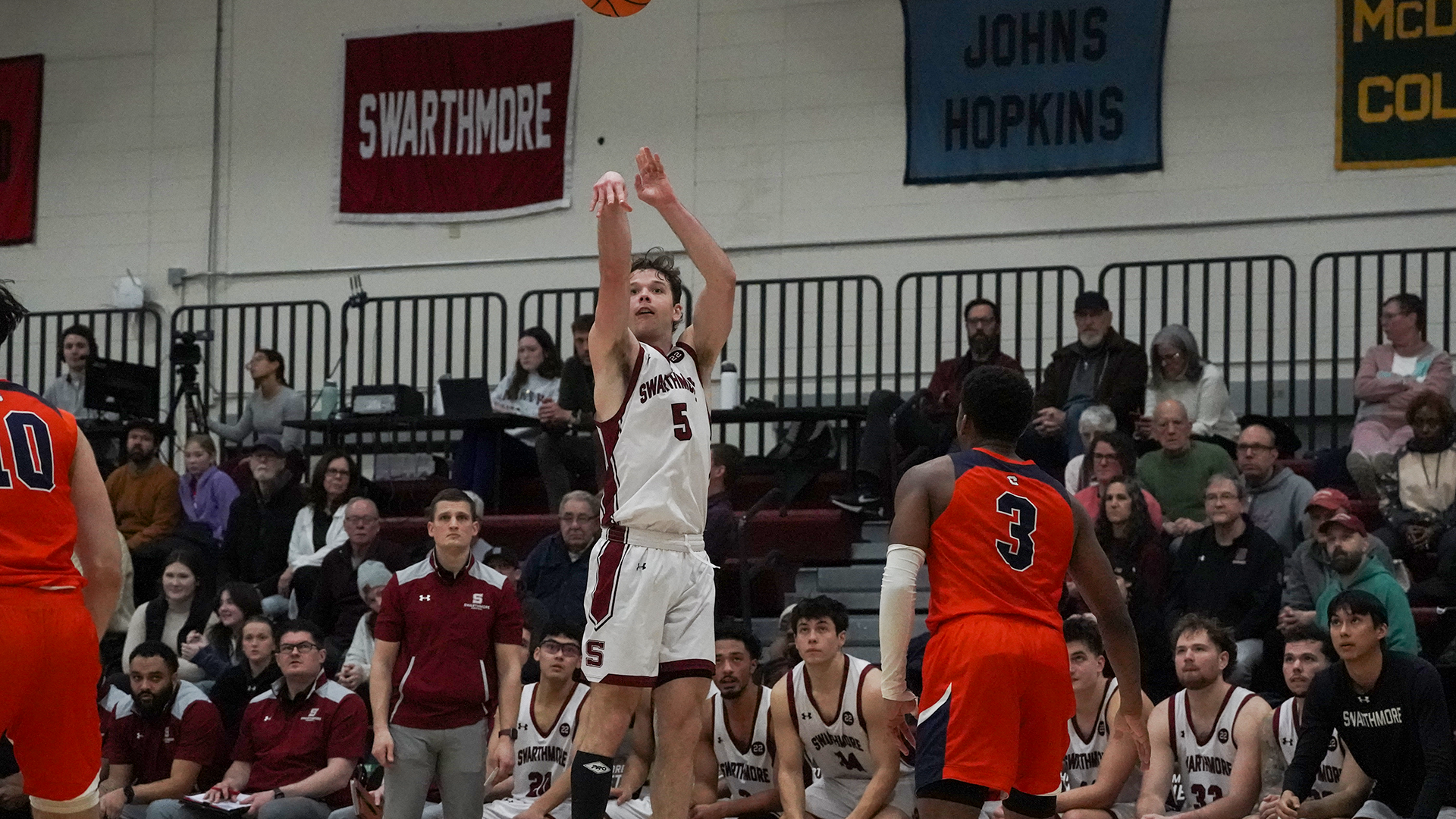 Paquette hits three-pointer 