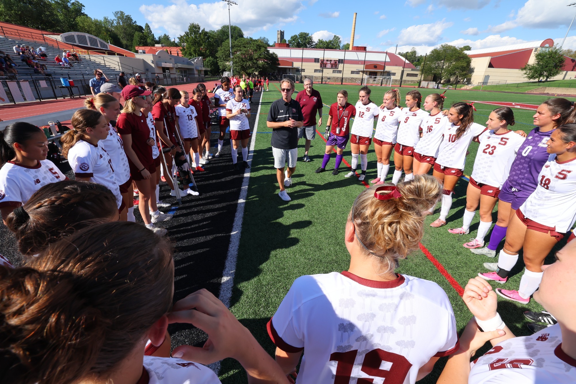 women's soccer pregame huddle