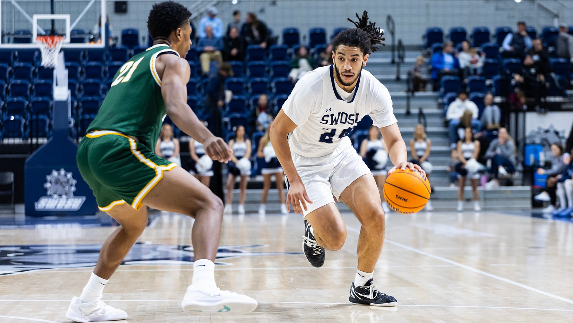kayden carter dribbles against Oklahoma Baptist