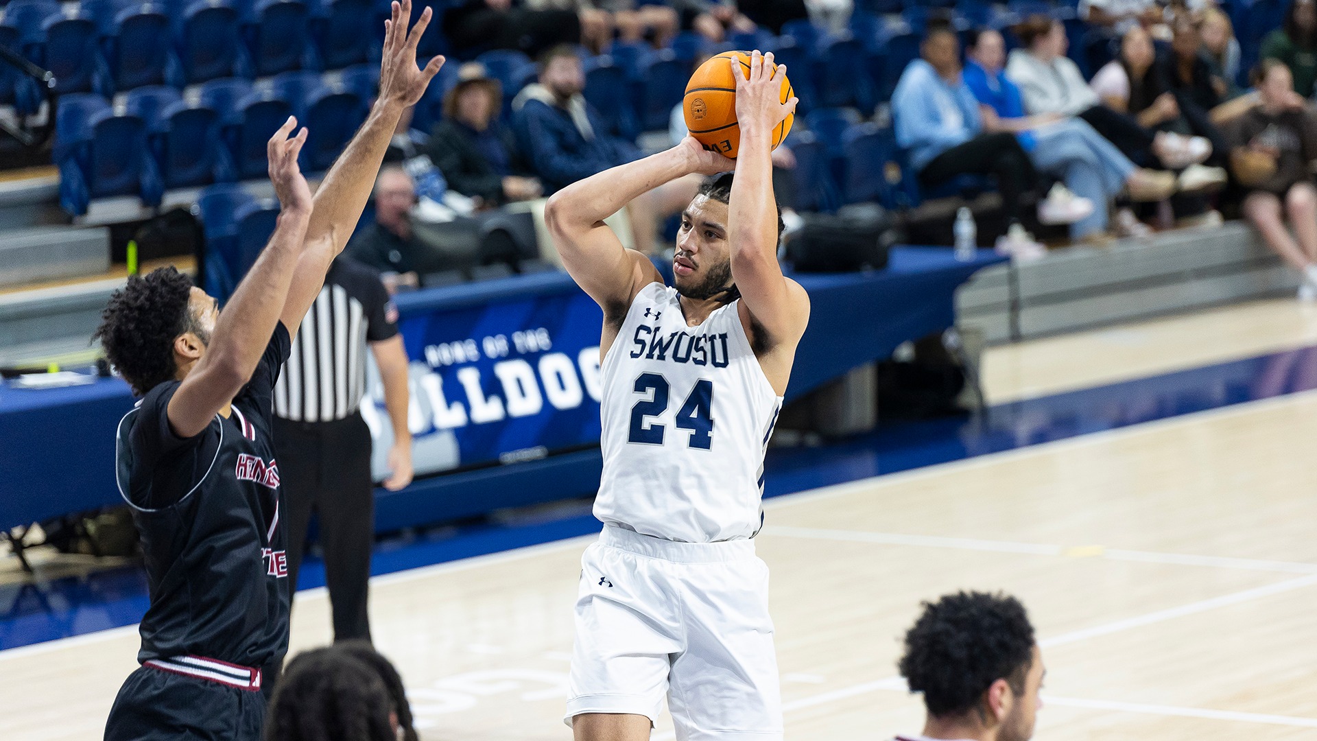 kayden carter shooting a jump shot