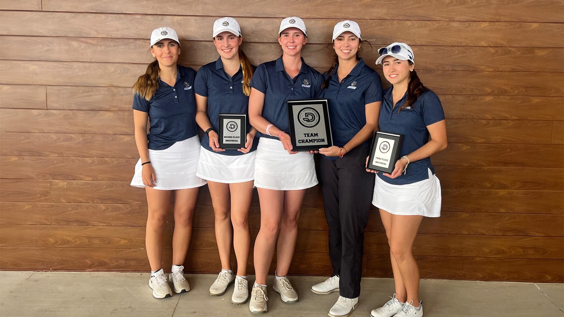 women's golf team posing for a team pic after winning the diffee ford/lincoln invite