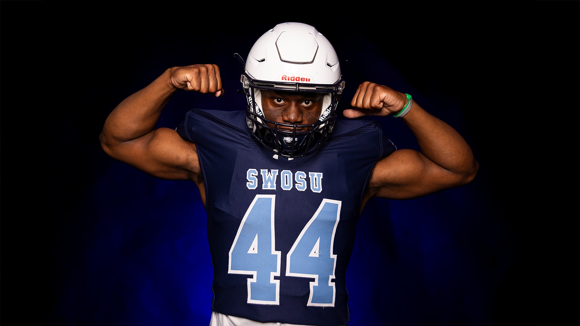 Keshaun Jackson flexes for the camera