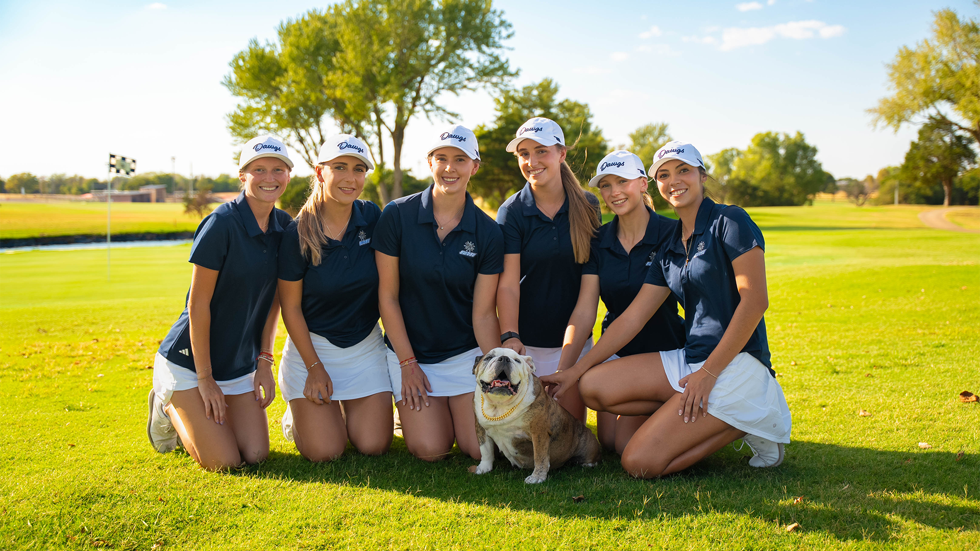 Women's Golf poses with Bulldog