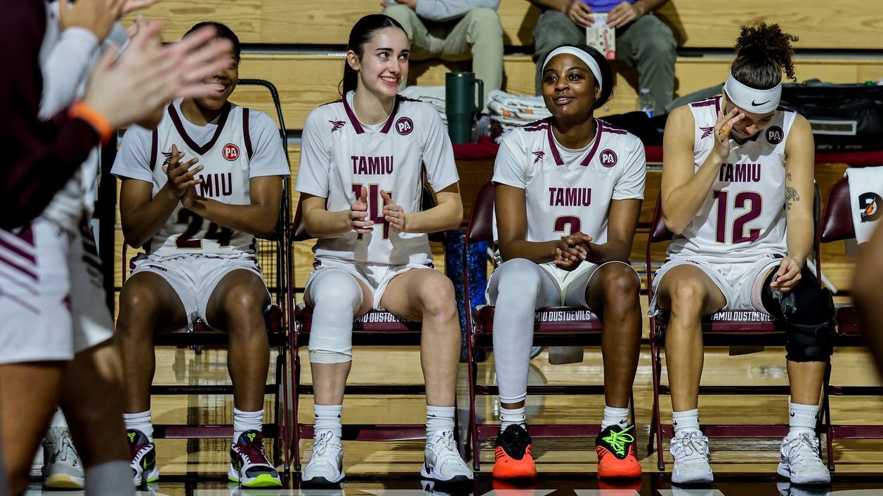Dacia Jones with her teammates during player introductions