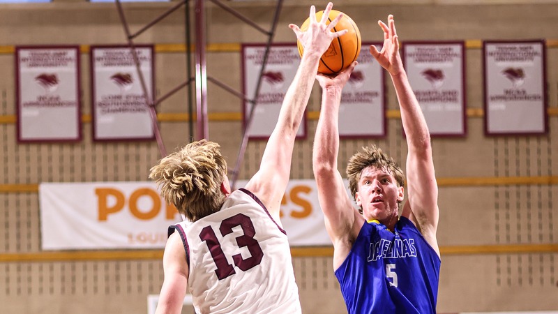 Williams Blocks a Shot