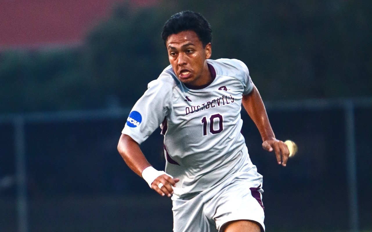 Abner Zuniga dribbles ball down the field