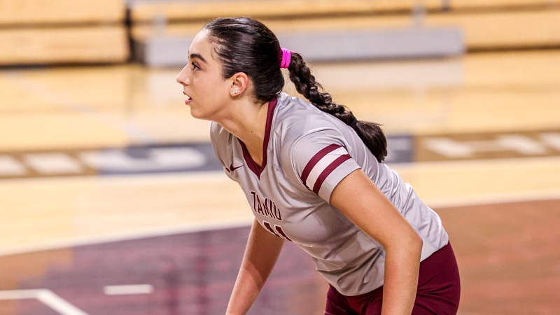 Mia Molina sets for the ball