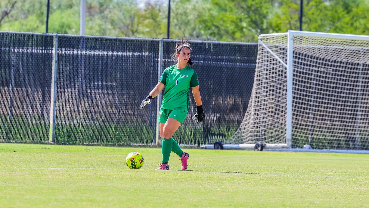 Patricia Perez sets the ball